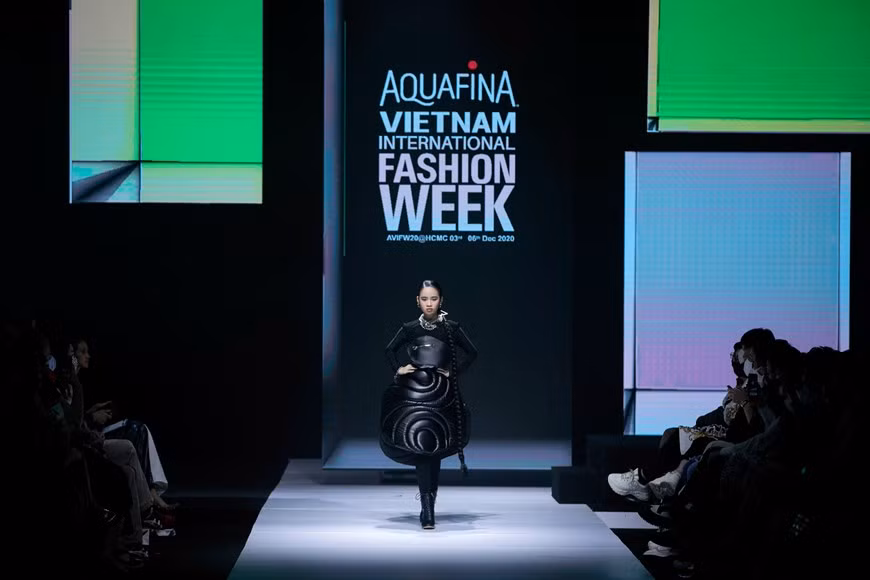 The designer leverages different kinds of materials to create various shapes of black, using 3D sewing techniques. (Photo: Vietnam+)