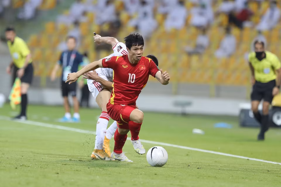 Striker Cong Phuong of Vietnam chases the ball during the match. (Photo: Hoang Linh/VNA)