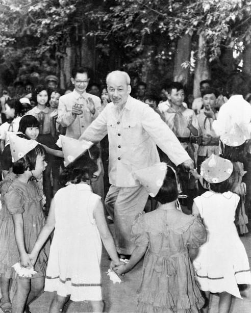 President Ho Chi Minh dances and sings with children at the Presidential Palace garden on International Children’s Day, Jun. 1, 1960. (Photo: Archives/VNA)