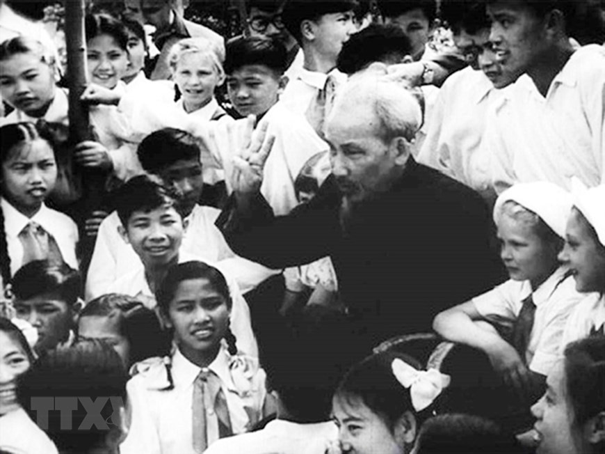 President Ho Chi Minh with Vietnamese children delegation to the international camp in the Soviet Union (Photo: Archives/VNA)