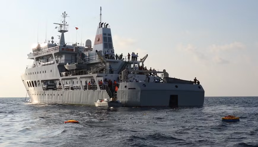 Garlands are dropped into the sea to commemorate the martyrs who sacrificed their lives for safeguarding the nation’s sea and islands. (Photo: VNA)