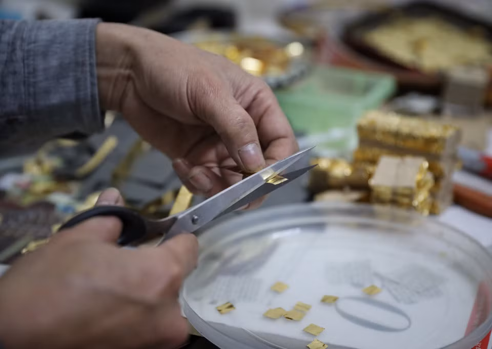 First, gold or silver bullion will be beaten with a special hammer to about 1cm width which will later be cut into 1sq.cm. These gold leaves are placed in a holder called a dong leaf, which is made from do paper (rice paper pieces). Dong leaf is painted several times with a mixture of ink and buffalo hide-based glue to help make it solid. (Photo: VNA)