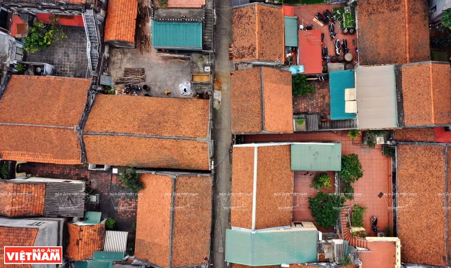 Through many ups and downs, Cu Da ancient village seems to still keep its original intact features with houses designed with typical architecture of the northern delta region. (Photo: VNA/VNP)