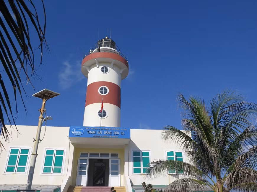 The 28 metre lighthouse on Son Ca island was put into operation in August 2010. It operates from 5:30pm to 5:30am on the next day. (Photo: Phan Sau-Thang Trung-Sy Tuyen/VNA)