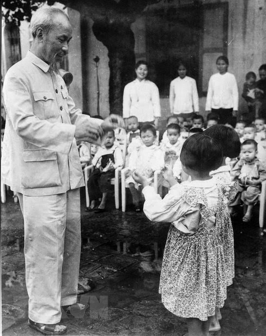 President Ho Chi Minh visits the Southern Children's Camp in Hai Phong city, May 30, 1957. (Photo: Archives/VNA)