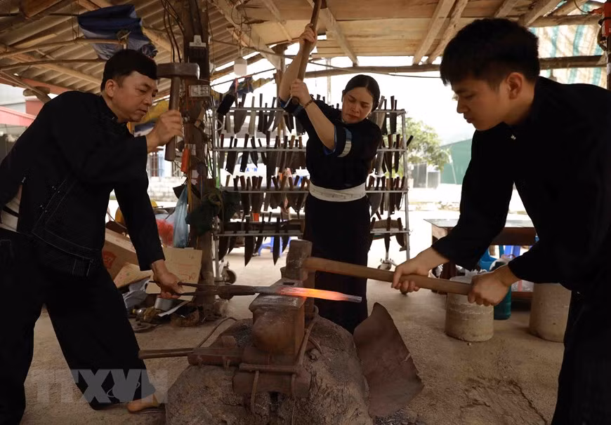 Knife products by Minh Tuan Phuc Sen Cooperative in Phuc Sen commune, Quang Uyen district, Cao Bang province were recognised as three-star agricultural products in 2020. (Photo: Vu Sinh/VNA)