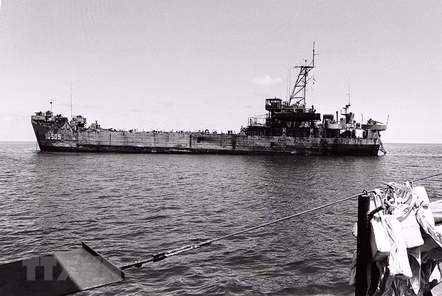 HQ-505, the only ship that was not sunk in the battle, was commanded by the captain to crash onto Co Lin Reef after it was shot to fire by the enemy ship, becoming a sovereignty landmark of Vietnam. Co Lin Reef has been protected from the enemy’s attack. HQ-505 was praised by the State as Hero of the People's Armed Forces for the glorious victory. (Photo: File/VNA)