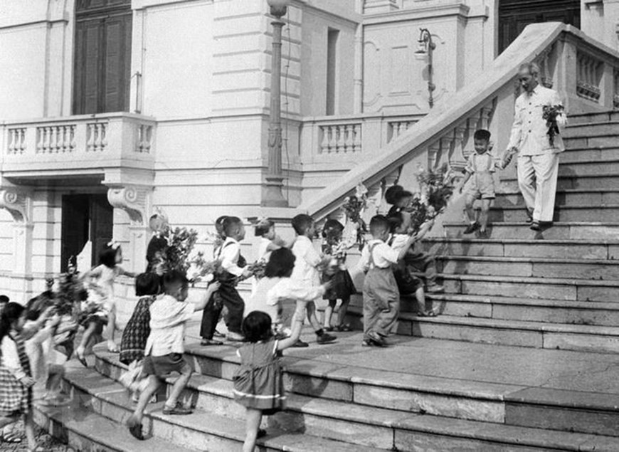 President Ho Chi Minh meets children at the Presidential Palace on the Full moon festival day, 1961. (Photo: Archives/VNA)