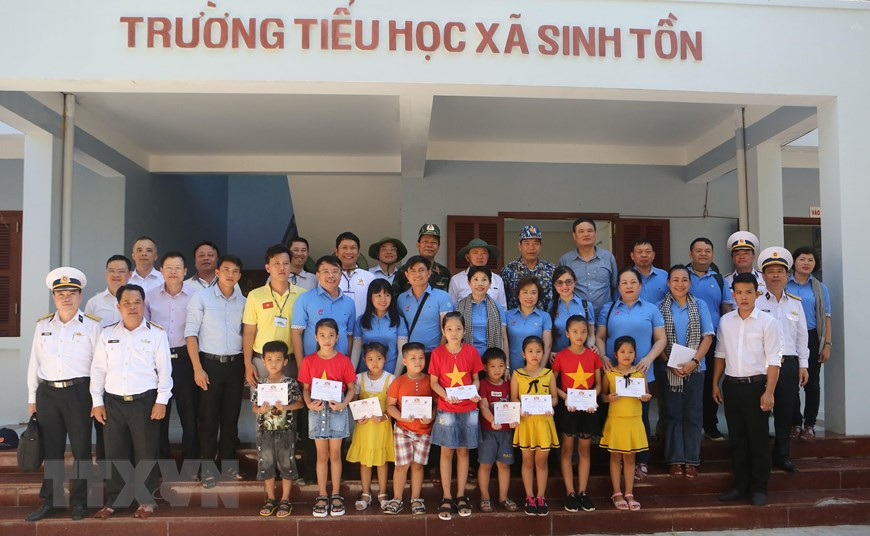 Vu A Dinh scholarships are presented to excellent students at Sinh Ton commune primary school on Truong Sa archipelago. (Photo: VNA)