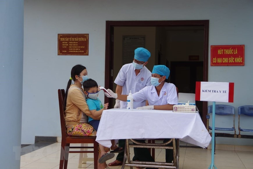 Military medical staff from the Truong Sa township’s health centre conduct health checks and guide people on Covid -19 prevention. (Photo: VNA)