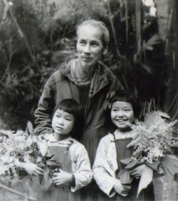 President Ho Chi Minh with children in Viet Bac, 1952 (Photo: Dinh Dang Dinh/VNA)