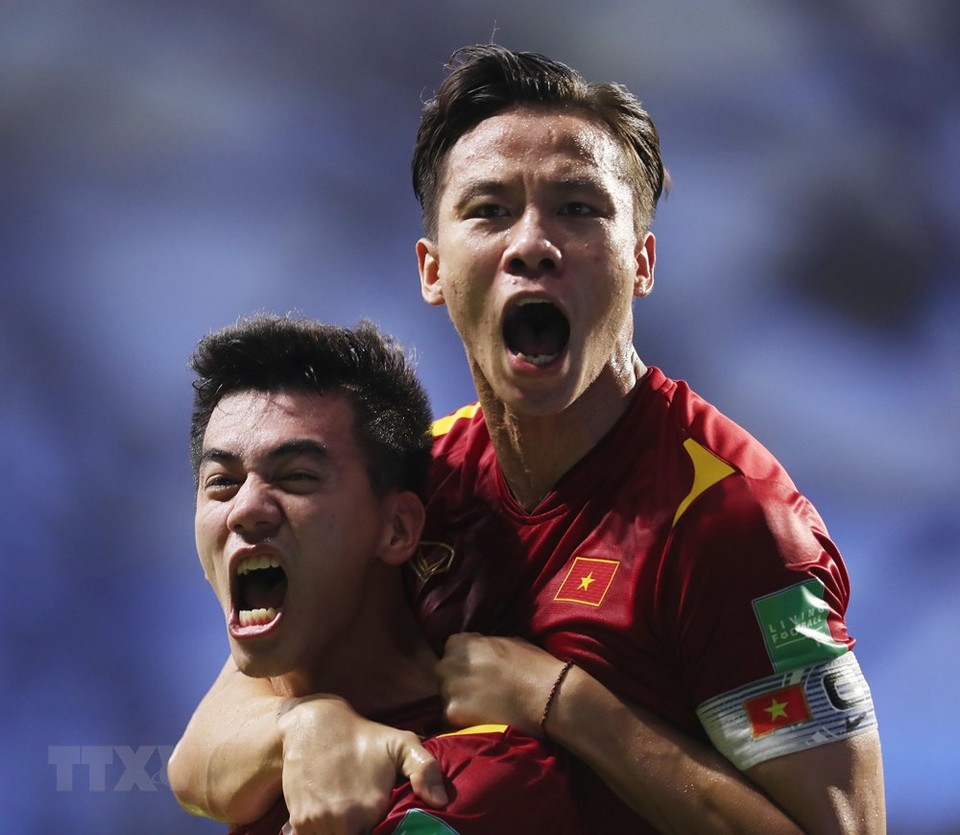 Captain Que Ngoc Hai and Tien Linh celebrate the opening goal. (Photo: Hoang Linh/VNA)