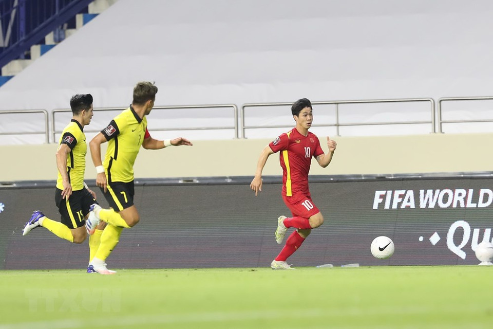 Cong Phuong (no.10) of Vietnam chases the ball during the match. (Photo: Hoang Linh/VNA)