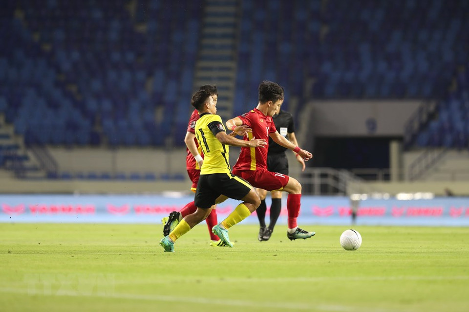 Malaysia increase their dominance of the ball in the second half. (Photo: Hoang Linh/VNA)