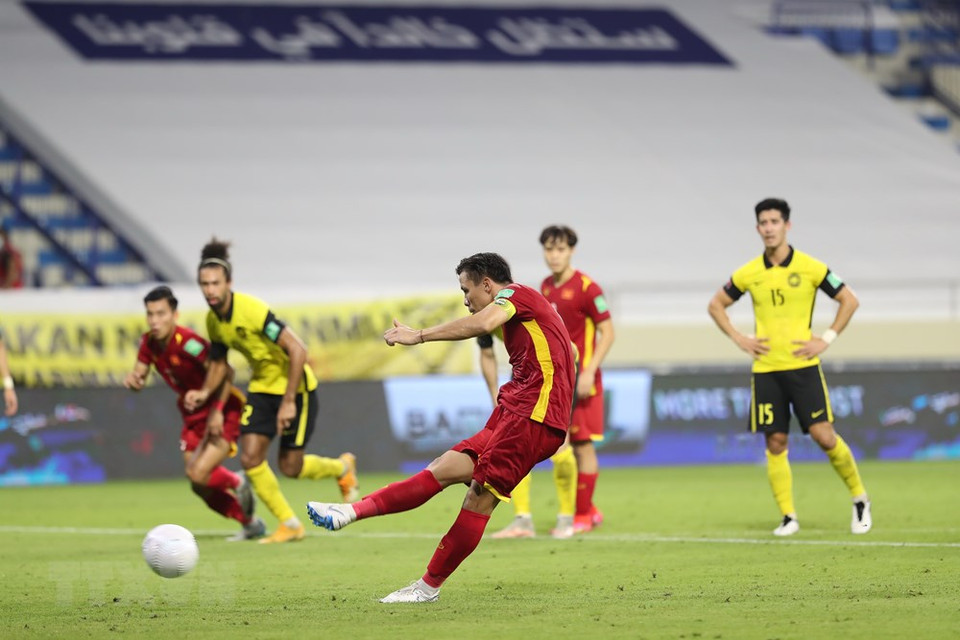 Captain Que Ngoc Hai makes the second score for Vietnam at the 81st minute. (Photo: Hoang Linh/VNA)
