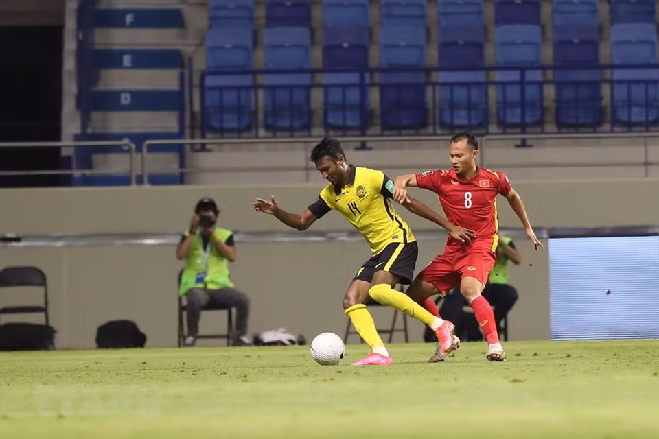 A fight for the ball between the two teams’ players. (Photo: Hoang Linh/VNA)