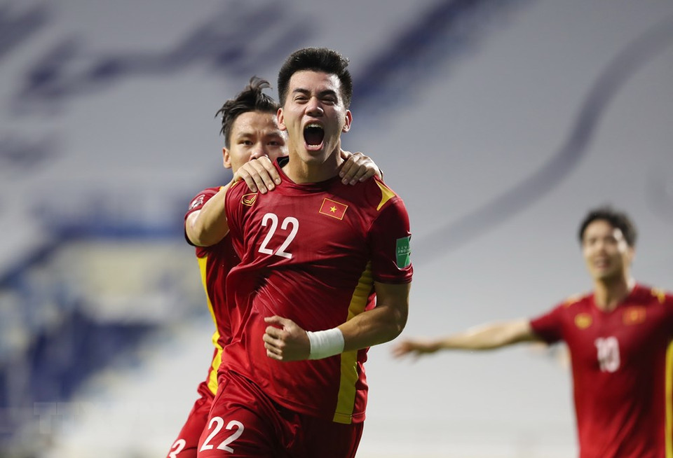 Vietnam take an early lead when Nguyen Tien Linh, who opened the scoring in the 4-0 win over Indonesia on June 7 night, scores from a header in the 26th minute. (Photo: Hoang Linh/VNA)