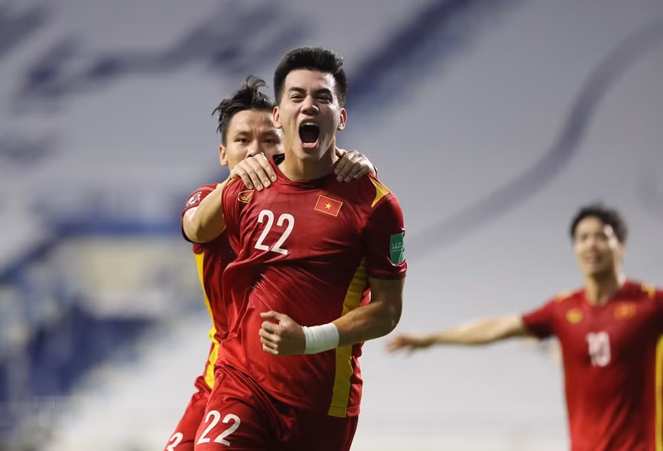 Vietnam take an early lead when Nguyen Tien Linh, who opened the scoring in the 4-0 win over Indonesia on June 7 night, scores from a header in the 26th minute. (Photo: Hoang Linh/VNA)