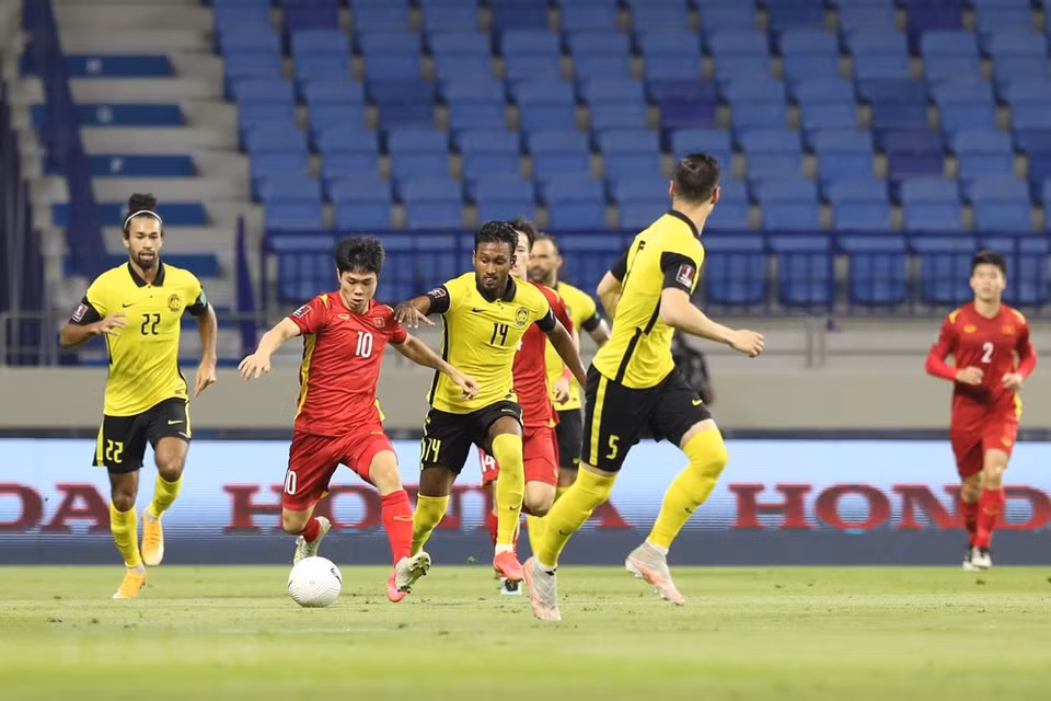 A fight for the ball between the two teams’ players (Photo: Hoang Linh/VNA)