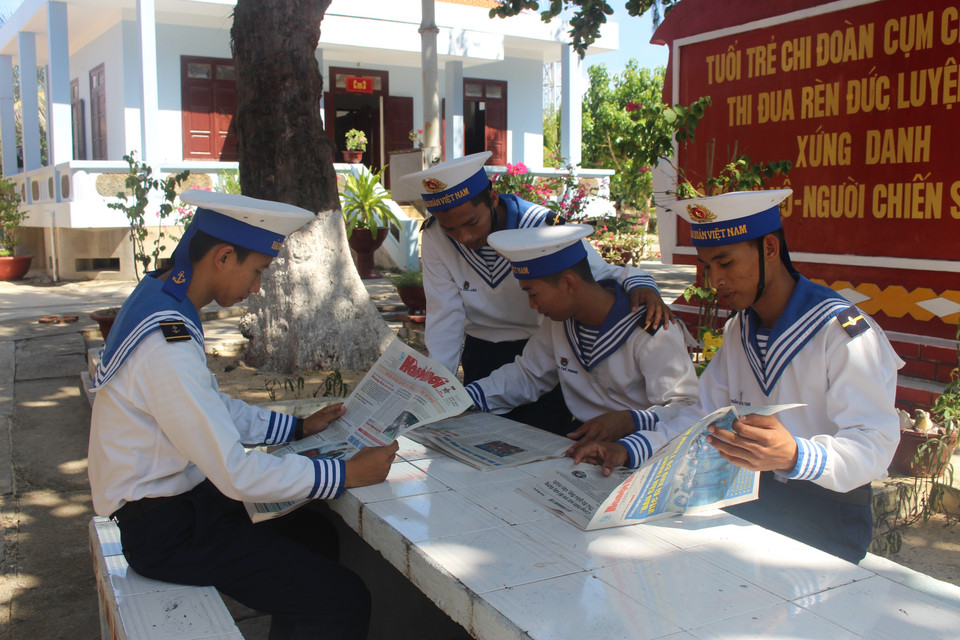 Soldiers on Son Ca Island, Truong Sa (Spratly Archipelago) read books and newspapers in free time. (Photo: Phan Sau – Sy Tuyen – Thang Trung/VNA)