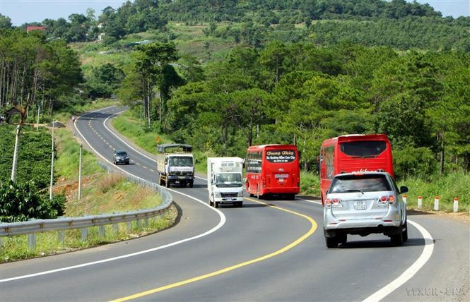 After the reunification of the country, the Truong Son - Ho Chi Minh Trail takes a new historic mission - the route of industrialisation and modernisation, becoming the second most modern trans-Vietnam highway in the western part of the country, serving the country’s integration, development and consolidation of national security and defense. In the photo: Phase 1 of the Ho Chi Minh road - a two-lane segment running from Hoa Lac in Hanoi to Tan Canh in Kon Tum province - is basically completed during the implementation of the ninth National Party Congress resolution. (Photo: VNA)