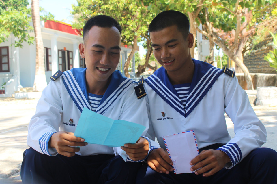 Soldiers on Nam Yet Island receive letters from the mainland. (Photo: Phan Sau – Sy Tuyen – Thang Trung/VNA)