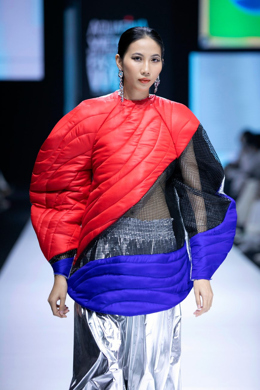 'The new black’ fashion collection (Photo: Vietnam+)