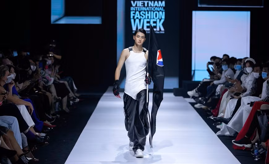 'The new black’ fashion collection (Photo: Vietnam+)