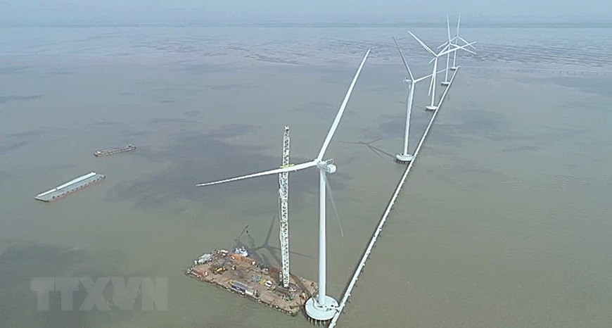 Installing electric propellers at the Dong Hai 1 Wind Power Project in Dong Hai district, Bac Lieu province. (Photo: VNA)