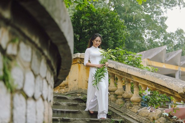A Hanoi girl in graceful ao dai (Photo: VNA)