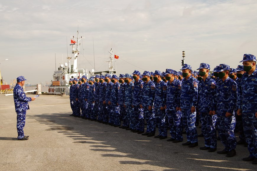 The High Command of the Vietnam Coast Guard Region 1 has successfully organised a 2021 training tactics and gun and artillery shooting at sea. In the photo: Squadron 11 before entering a long training session at sea. (Photo: VNA)