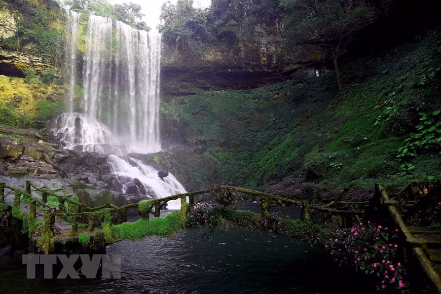 The waterfall is over 57m high, falling down a cliff and creating a poetic and majestic scenery to draw thousands of backpackers and adventurous trekkers every year. (Photo: VNA)