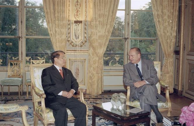 French President Jacques Chirac holds talks with President Tran Duc Luong during the latter’s official friendship visit to France, October 28, 2002. (Photo: VNA)
