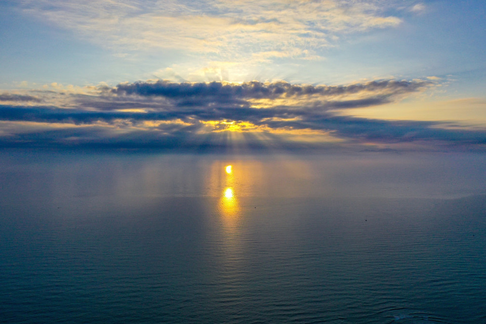Strangely beautiful sunrise on My Khe beach (Photo: Tran Le Lam – VNA)