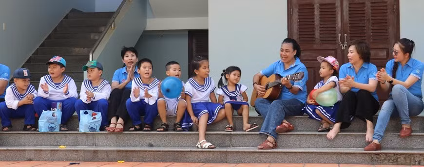 Pupils at Truong Sa town primary school during an art exchange with visitors from the mainland in May 2021. (Photo: VNA)