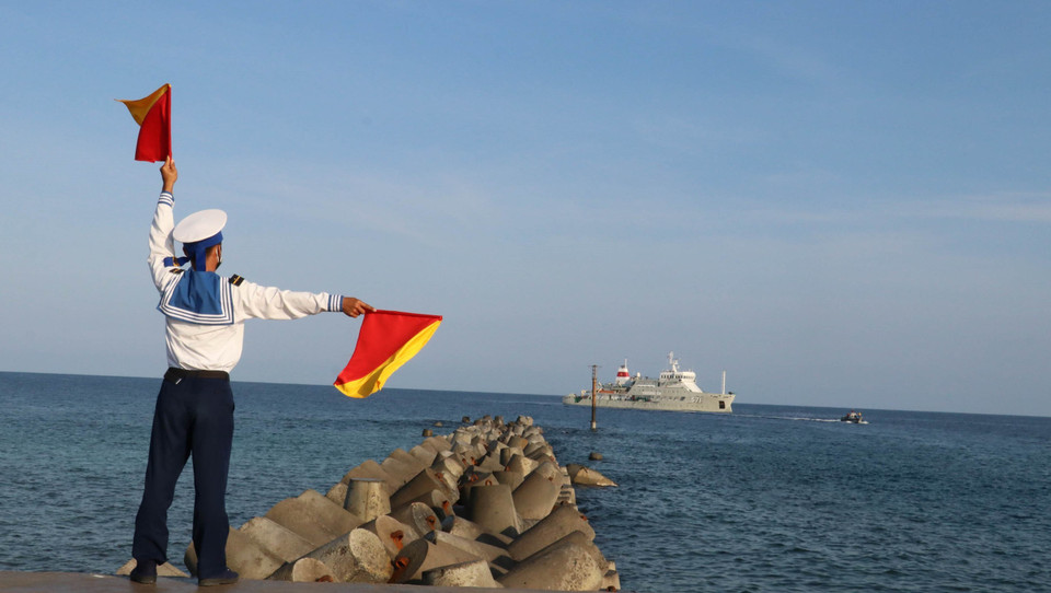 A soldier on Song Tu Tay Island signals to a ship to land on the island. (Photo: Phan Sau – Sy Tuyen – Thang Trung/VNA)