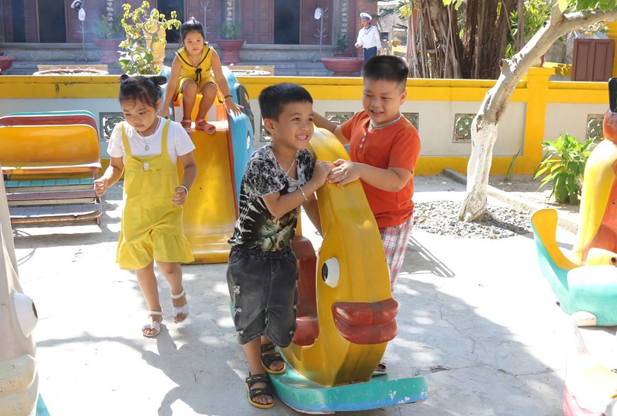 The little kids have fun at a park. (Photo: VNA)