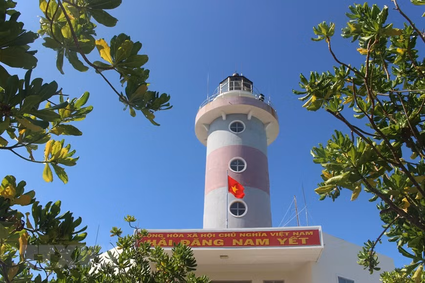 Built in 2013, the 24.9-metre-high Nam Yet lighthouse lights up the waters of the East Sea, guiding vessels operating in the waters off the coast of Khanh Hoa province. (Photo: Phan Sau-Thang Trung-Sy Tuyen/VNA)