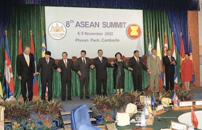 Prime Minister Phan Van Khai (third left) attends the 8th ASEAN Summit in Phnom Penh, Cambodia. The event was held from November 4-5, 2002. (Photo: VNA)