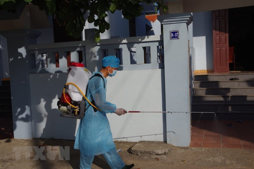A military medical worker on Truong Sa island conducts periodic disinfection at residential areas to prevent the COVID-19 epidemic. (Photo: VNA) 