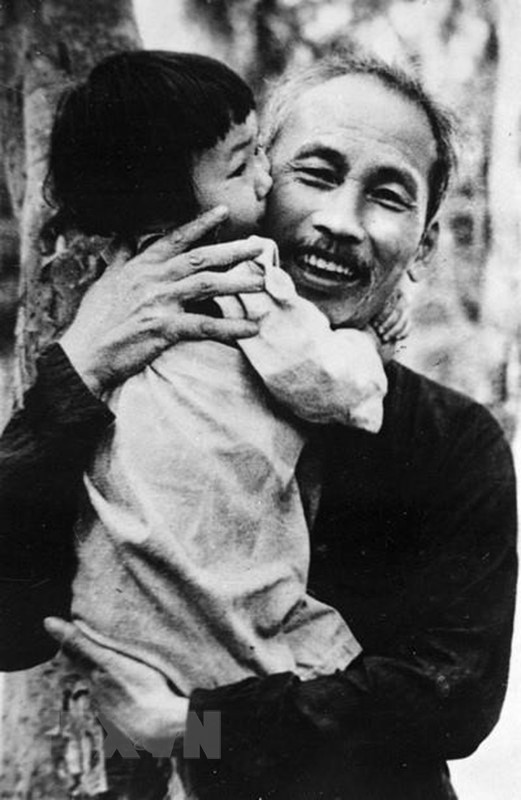 President Ho Chi Minh always gives his most loving affection to children (Viet Bac, 1950). (Photo: Archives/VNA)