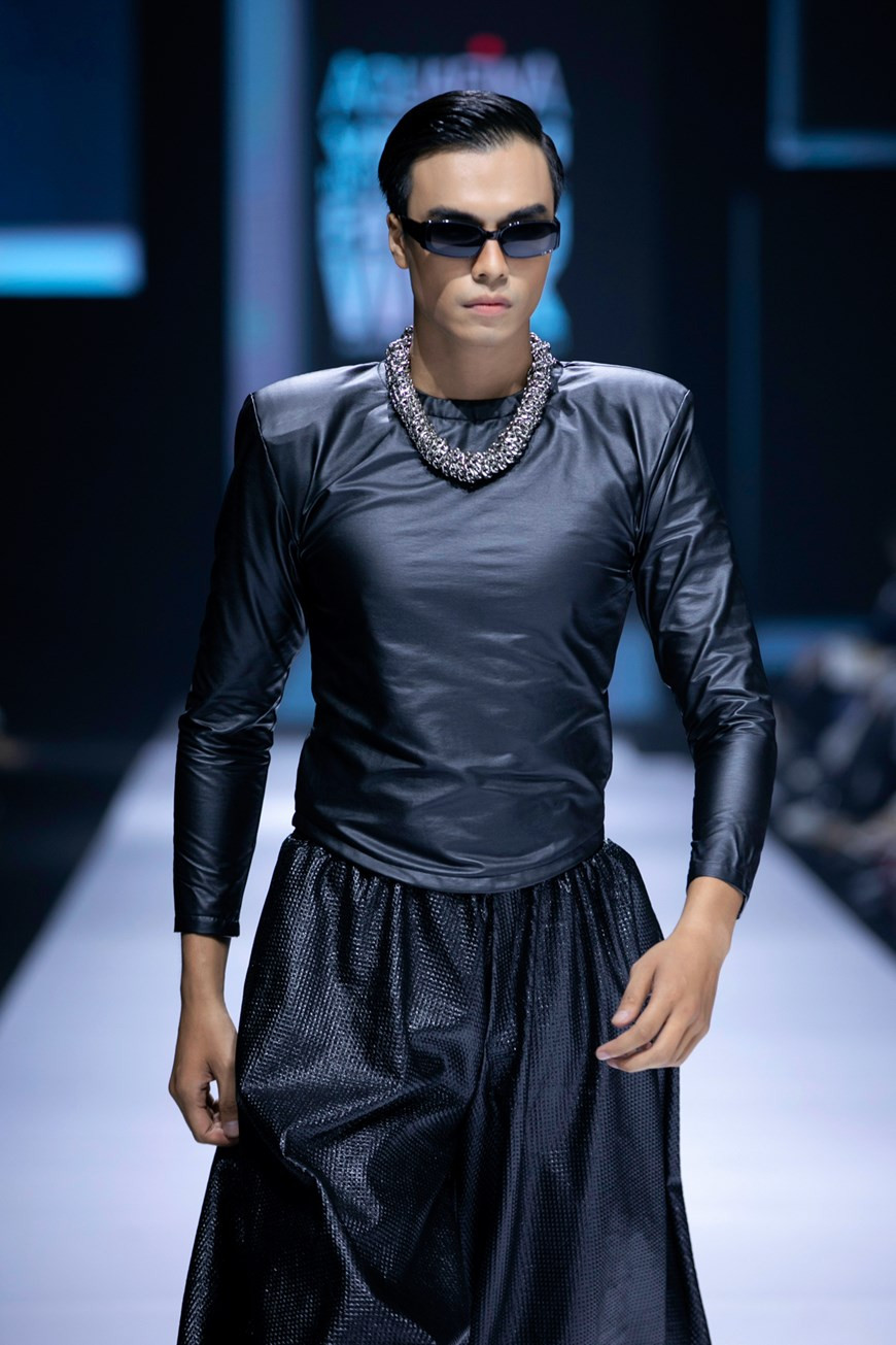 'The new black’ fashion collection (Photo: Vietnam+)