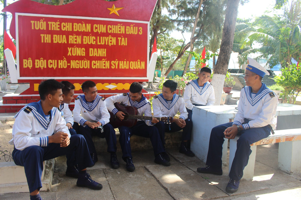 Soldiers on Son Ca Island, Truong Sa (Spratly Archipelago) play the guitar during their spare time. (Photo: Phan Sau – Sy Tuyen – Thang Trung/VNA)