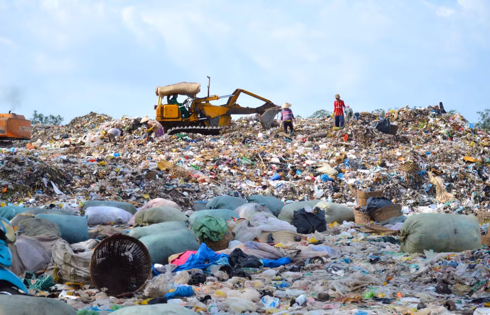 Garbage and plastic bags pile up in a waste treatment plant in Ca Mau province. (Photo: VNA)