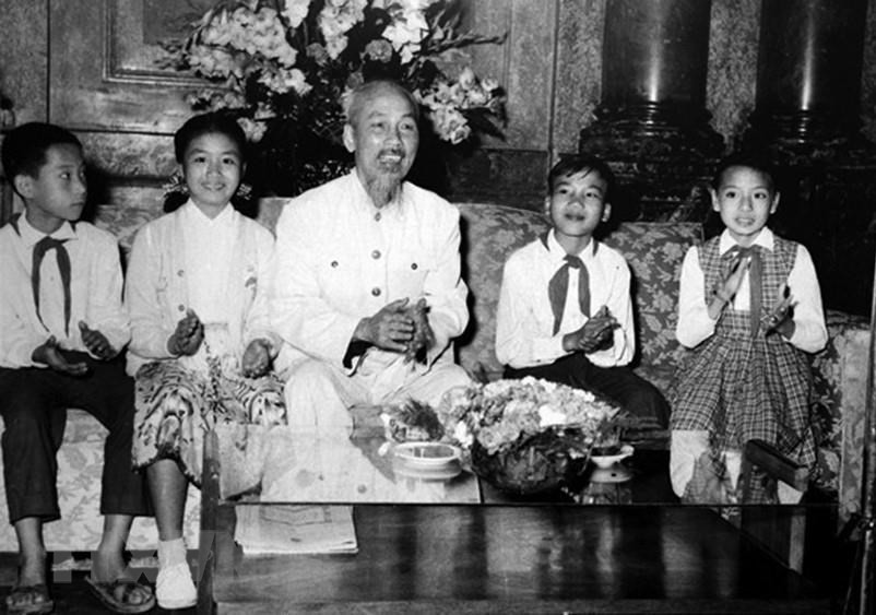 President Ho Chi Minh and Hanoi children celebrate New Year Festival at the Presidential Palace, 1959 (Photo: Archives/VNA)