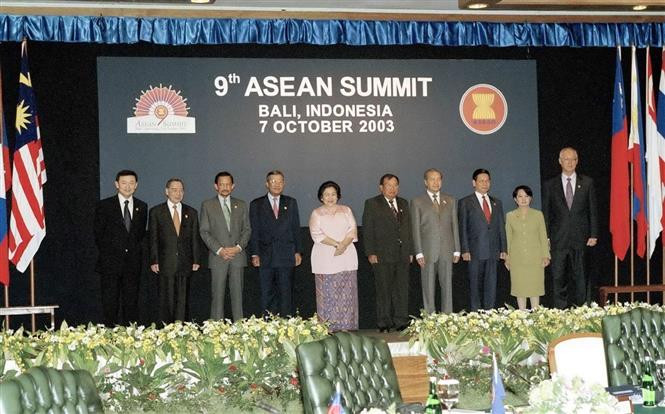 Prime Minister Phan Van Khai (second left) and heads of delegations to the opening ceremony of the 9th ASEAN Summit, in Bali, Indonesia, October 7, 2003. (Photo: VNA)