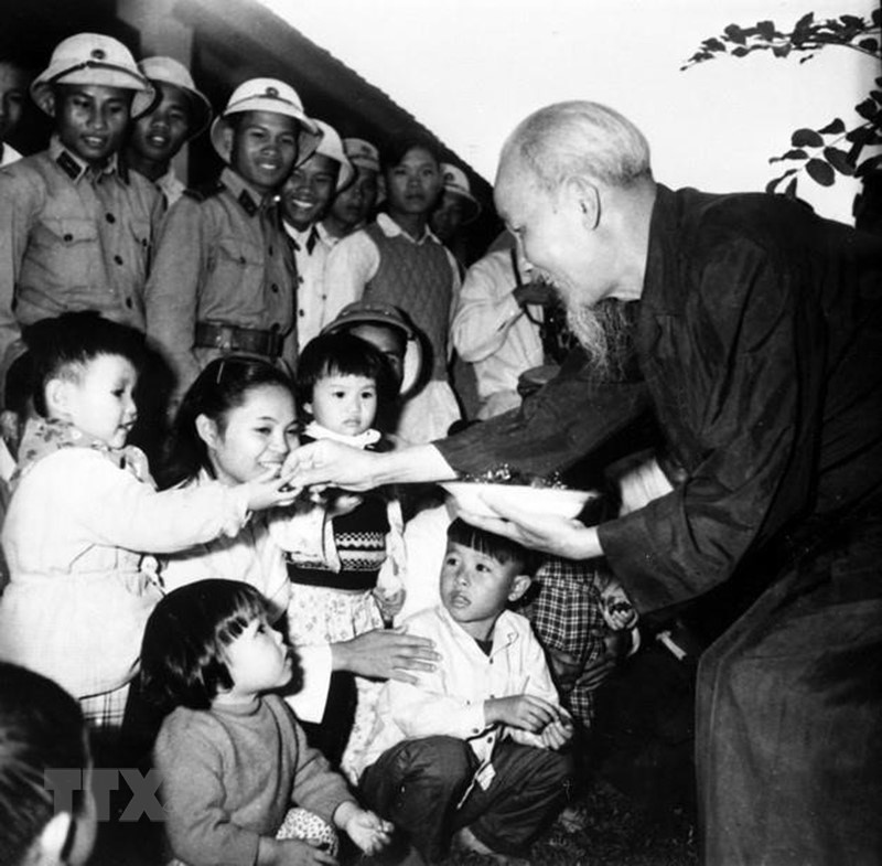 President Ho Chi Minh visits children at a kindergarten in Thanh Hoa town, Dec. 10, 1961. (Photo: Archives/VNA)