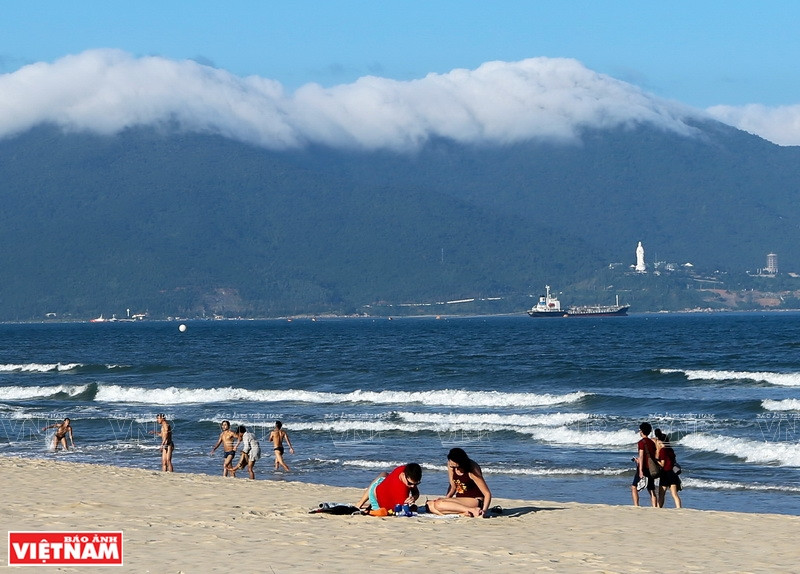 From My Khe beach, visitors can see the majestic Son Tra peninsula. (Photo: VNP/VNA)