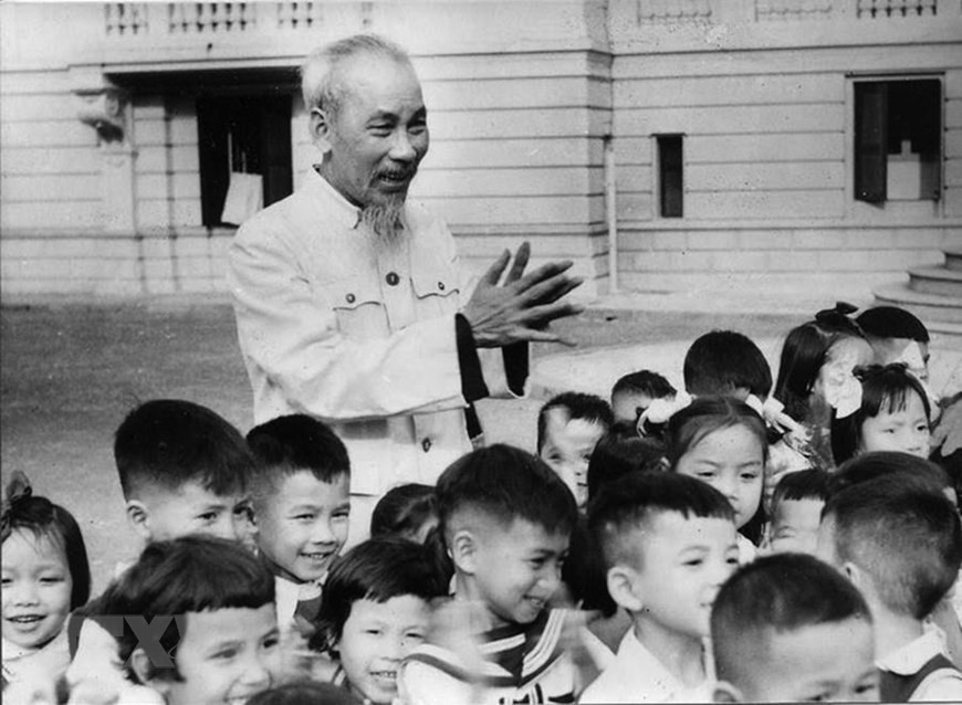 Children celebrate President Ho Chi Minh’s 70th birth anniversary at the Presidential Palace, 1960. (Photo: Archives/VNA)