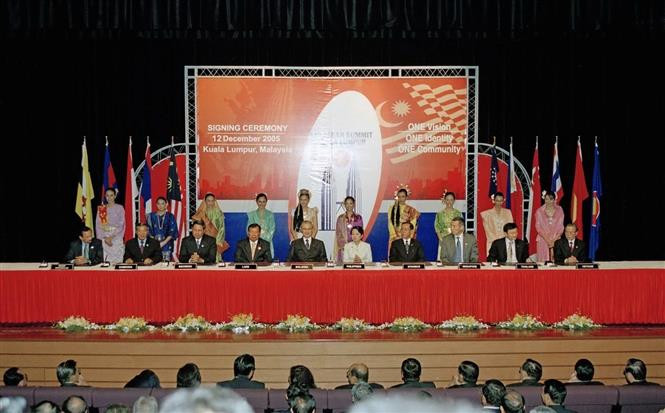 Prime Minister Phan Van Khai and ASEAN leaders attend the signing ceremony of the Kuala Lumpur Declaration on the Establishment of the ASEAN Charter, in Kuala Lumpur, Malaysia, December 12, 2005. (Photo: VNA)